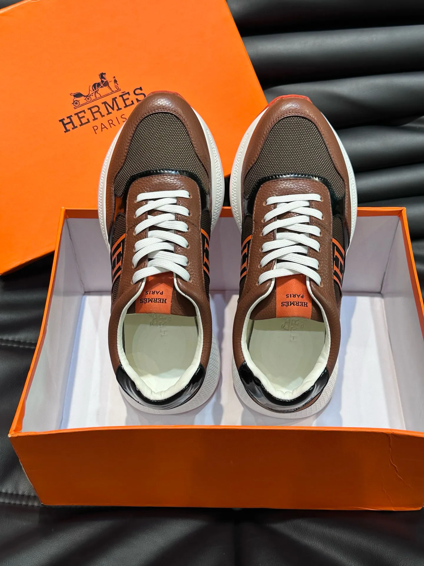 Factory price: 540💰HERMES/Hermes Hugo thick-soled sneakers are casual men's shoes. These sneakers are made of imported first-layer cowhide leather and breathable mesh design. The contrasting color design creates a dynamic and modern shape. The front end of the toe is decorated with natural-color rubber inlays. The style is novel and fashionable. The texture is incomparable, with cowhide lining and cowhide foot pads, the upper foot is comfortable and breathable, and the rubber sole is decorated with geometric patterns and iconic "H" details. A very personal one! Size: 39-44 (customized at 38.45)